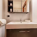 Modern Lakefront 1-bedroom Lägenhet *