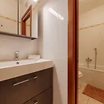 Modern Lakefront 1-bedroom דירה אקסריה