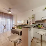 Modern Lakefront 1-bedroom דירה