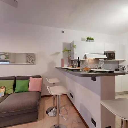 Modern Lakefront 1-bedroom Acquaseria