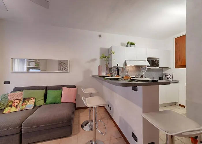 Modern Lakefront 1-bedroom Acquaseria