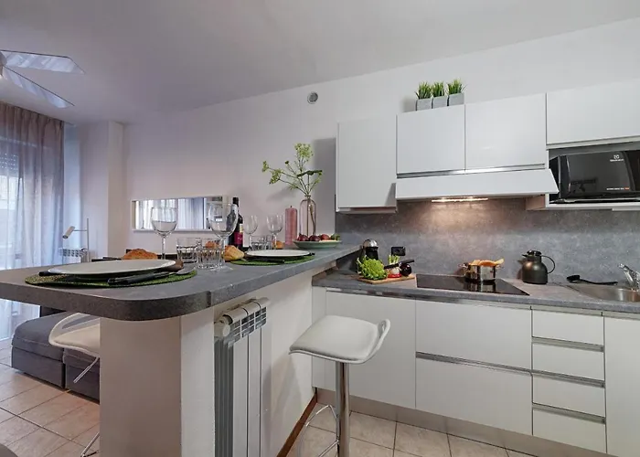 Modern Lakefront 1-bedroom * Acquaseria